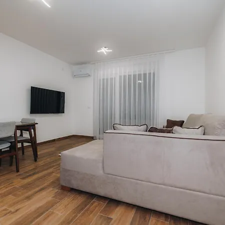 Lust Premium Iv Center Park 크라구예바츠